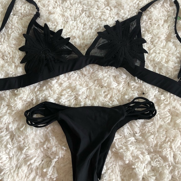 Bikini - Picture 1 of 2